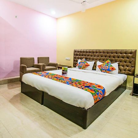 ורנאסי Hotel Sarweshwary מראה חיצוני תמונה