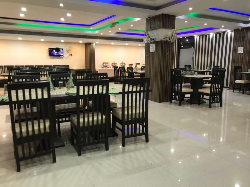 ורנאסי Hotel Sarweshwary מראה חיצוני תמונה