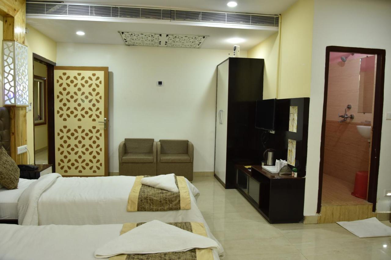 ורנאסי Hotel Sarweshwary מראה חיצוני תמונה