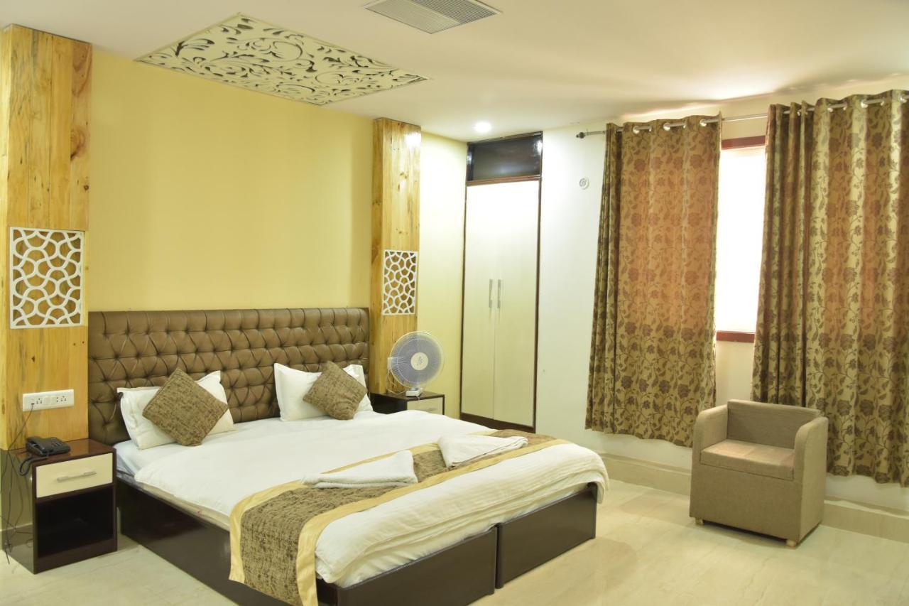 ורנאסי Hotel Sarweshwary מראה חיצוני תמונה