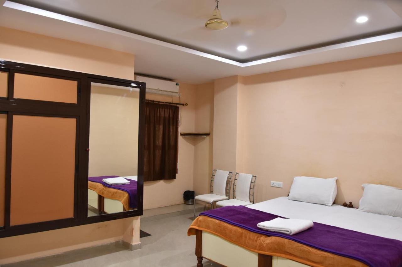 ורנאסי Hotel Sarweshwary מראה חיצוני תמונה