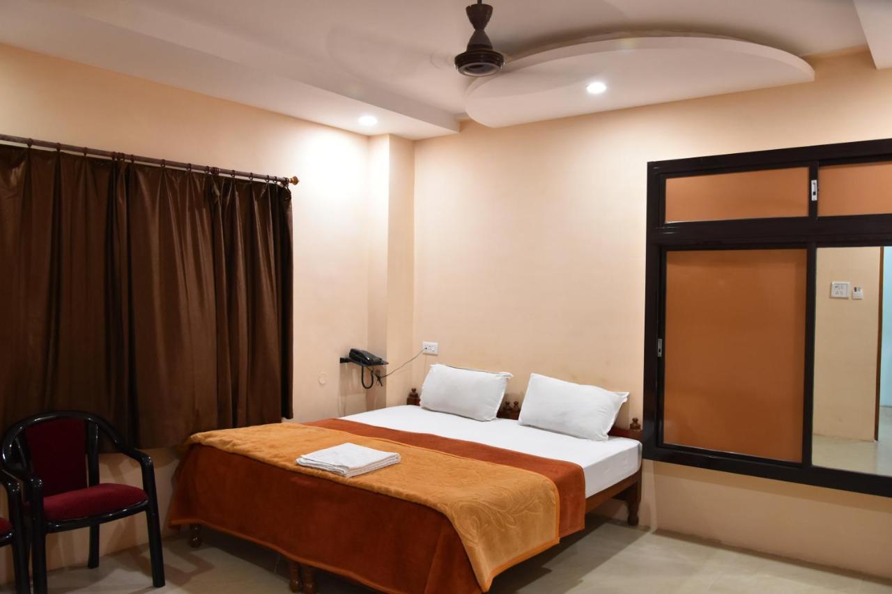ורנאסי Hotel Sarweshwary מראה חיצוני תמונה