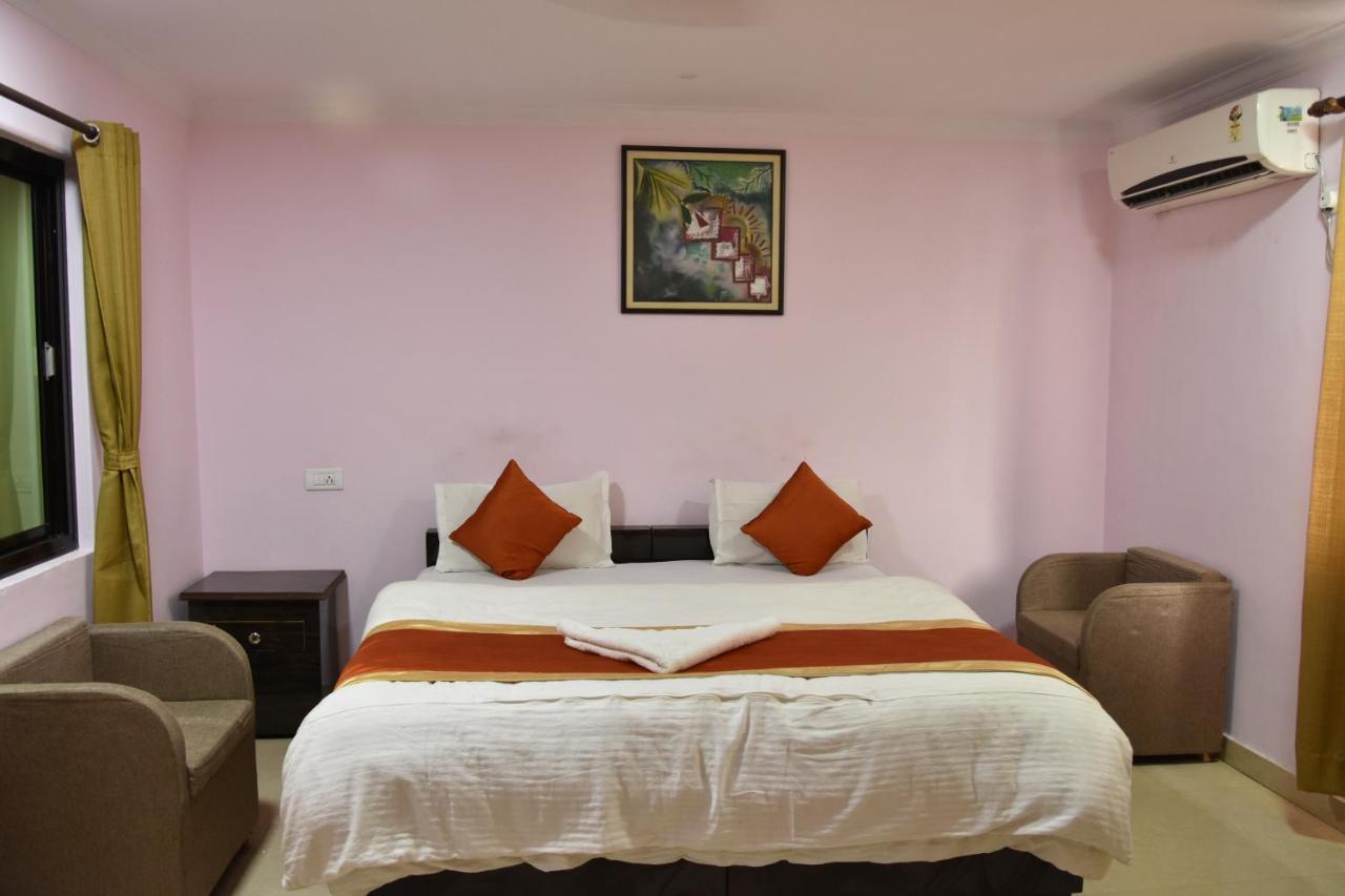 ורנאסי Hotel Sarweshwary מראה חיצוני תמונה