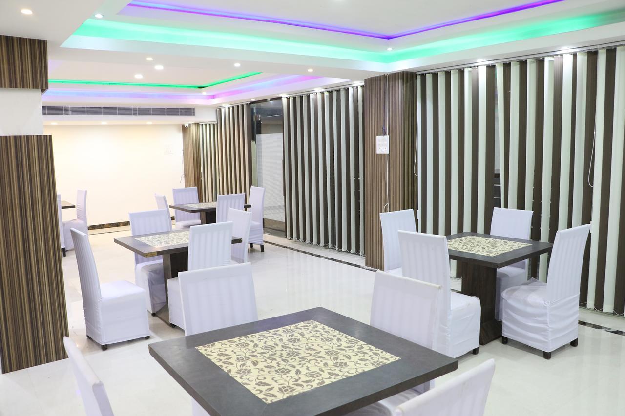 ורנאסי Hotel Sarweshwary מראה חיצוני תמונה