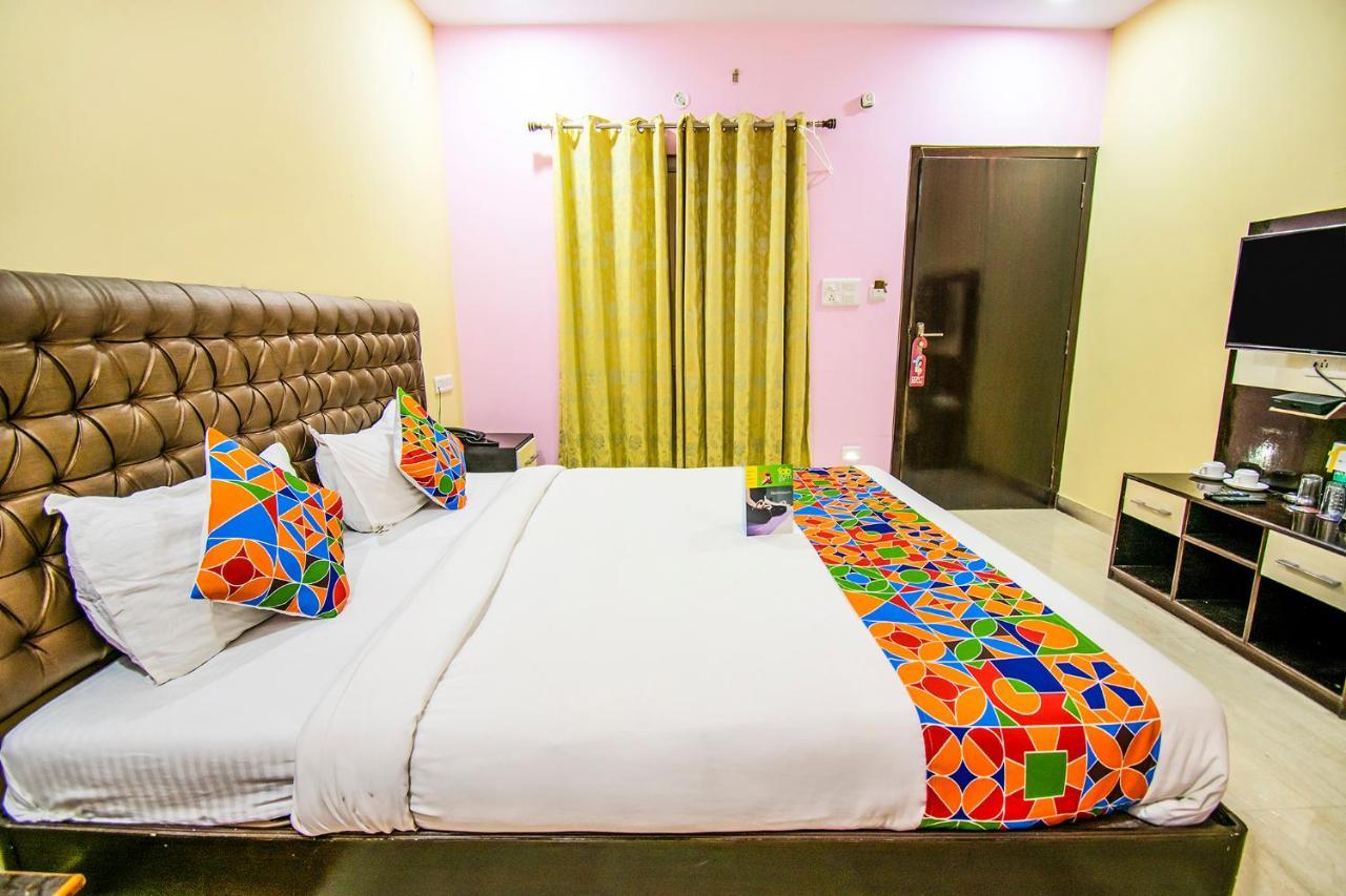 ורנאסי Hotel Sarweshwary מראה חיצוני תמונה