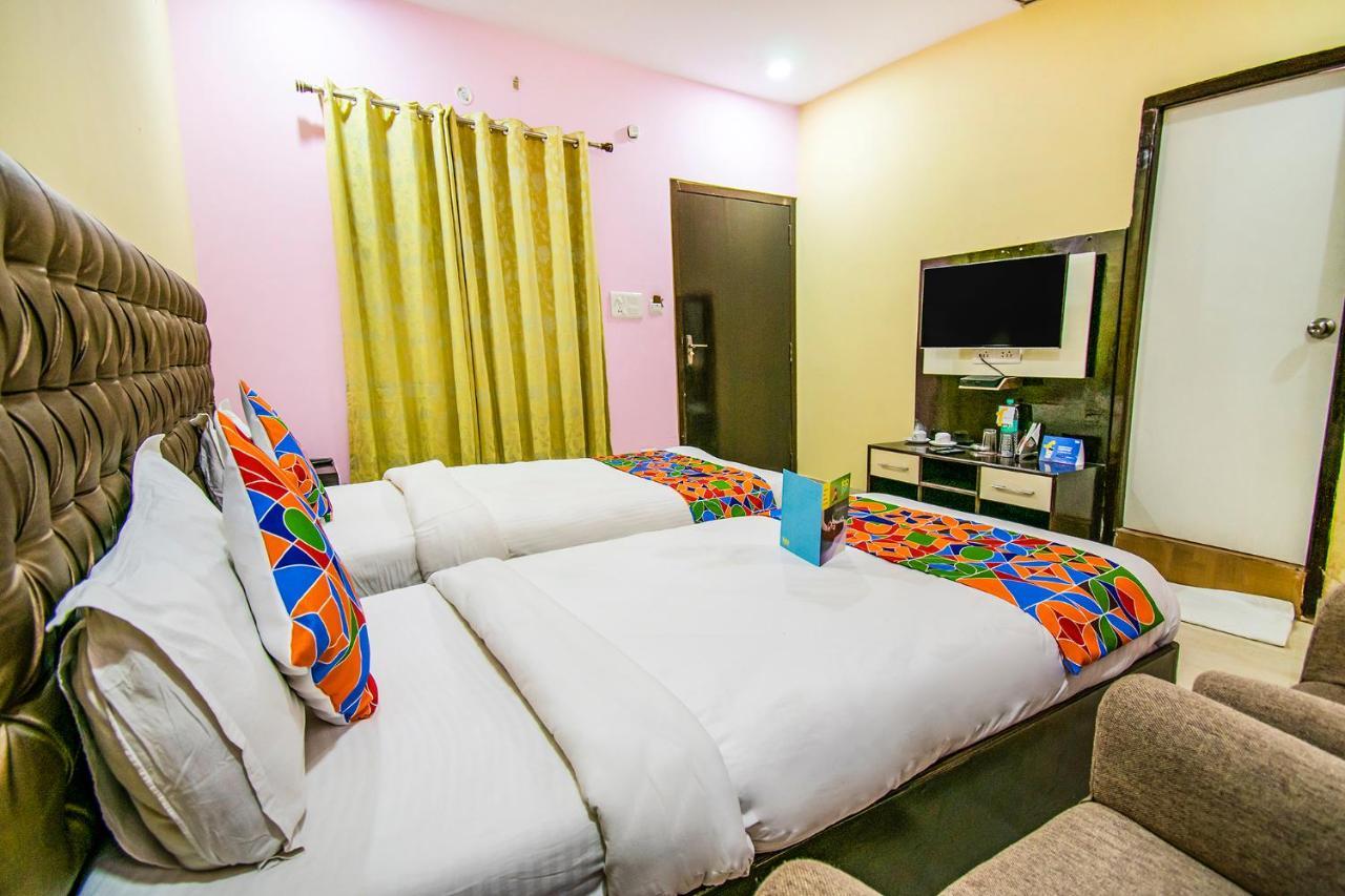 ורנאסי Hotel Sarweshwary מראה חיצוני תמונה