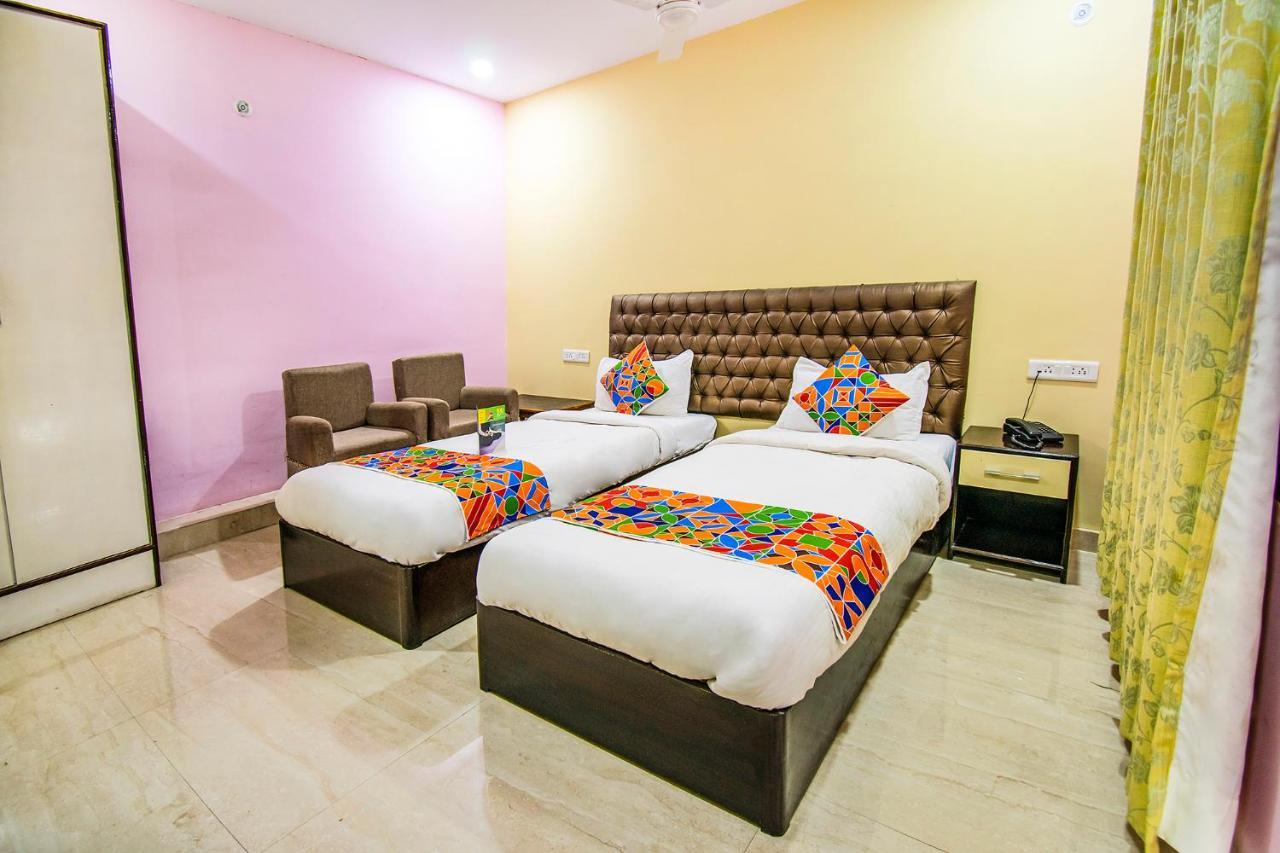 ורנאסי Hotel Sarweshwary מראה חיצוני תמונה