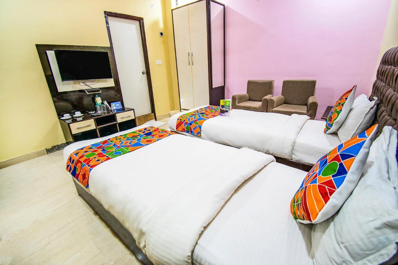 ורנאסי Hotel Sarweshwary מראה חיצוני תמונה