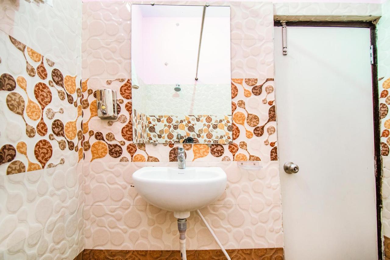 ורנאסי Hotel Sarweshwary מראה חיצוני תמונה