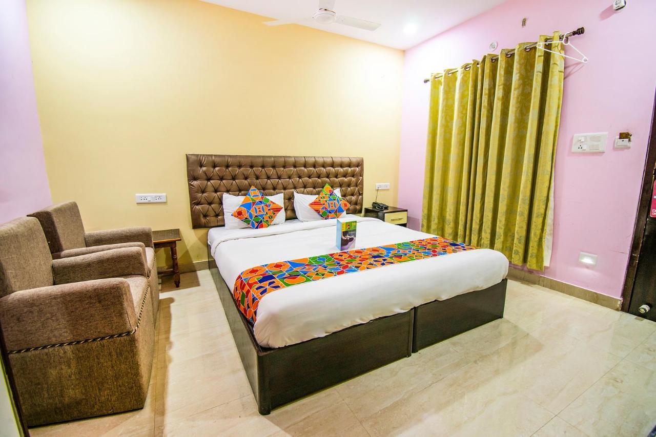 ורנאסי Hotel Sarweshwary מראה חיצוני תמונה