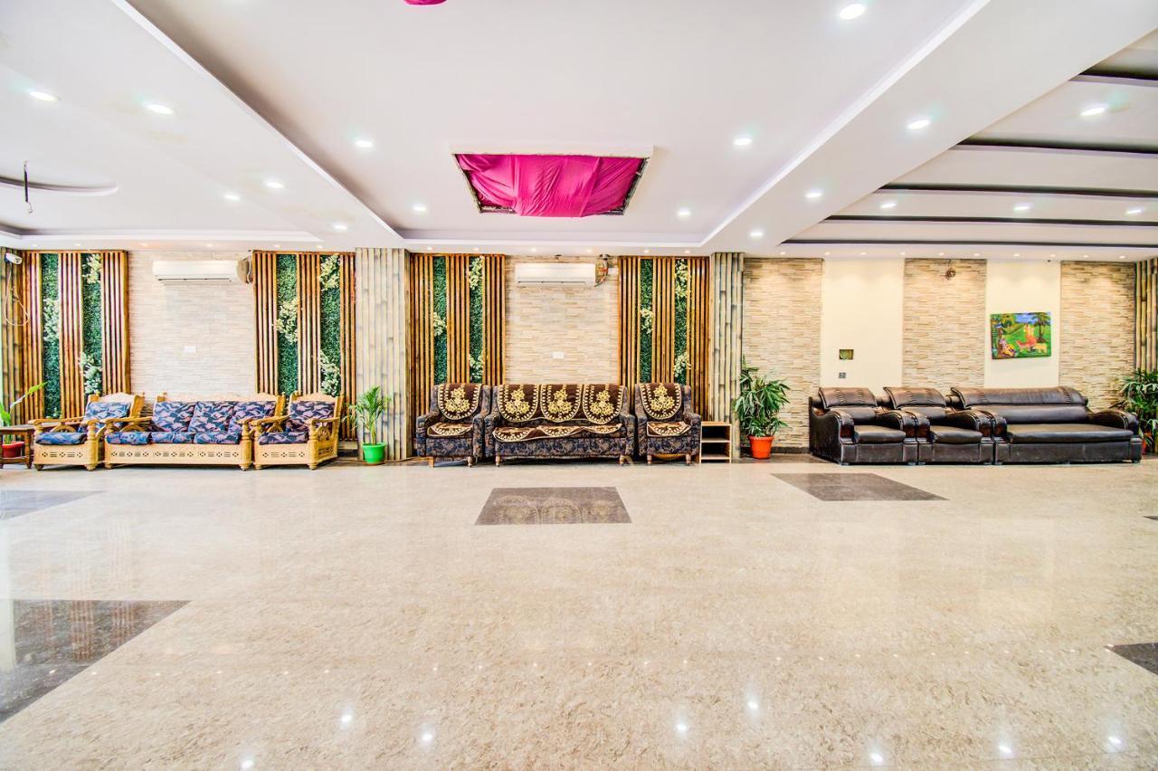 ורנאסי Hotel Sarweshwary מראה חיצוני תמונה